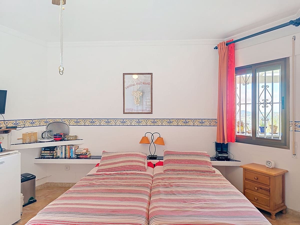 6 bedroom Villa for sale in Competa with pool garage - € 749,950 (Ref: 8957938)