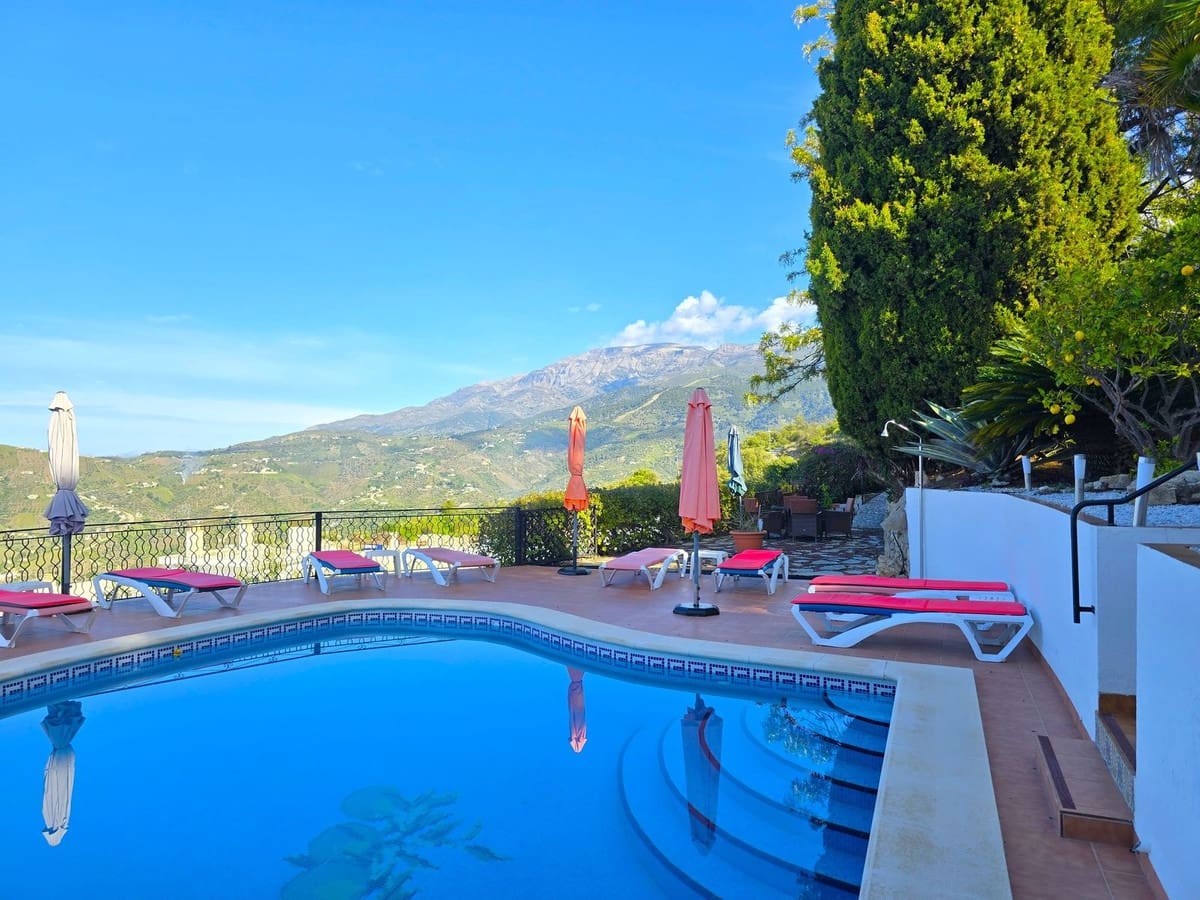 6 bedroom Villa for sale in Competa with pool garage - € 749,950 (Ref: 8957938)