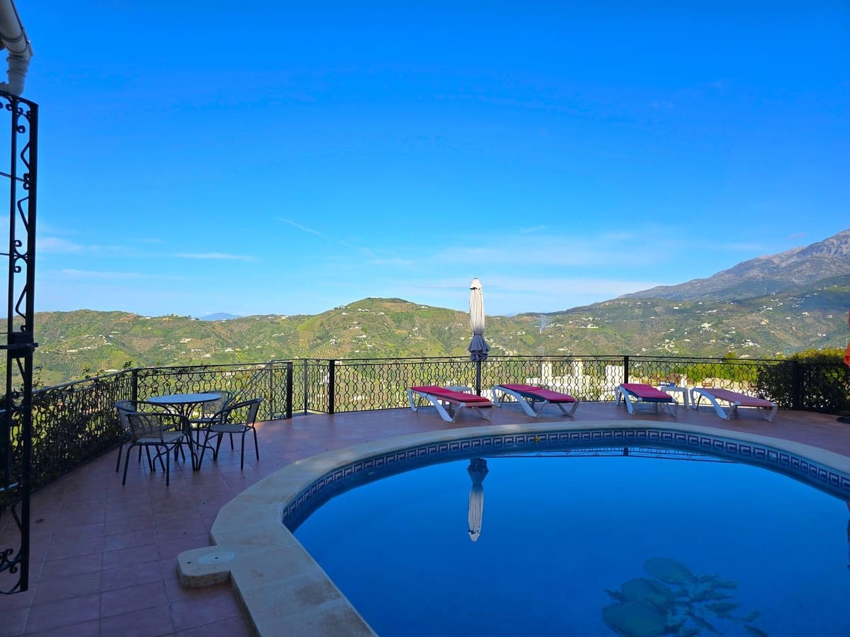 6 bedroom Villa for sale in Competa with pool garage - € 749,950 (Ref: 8957938)
