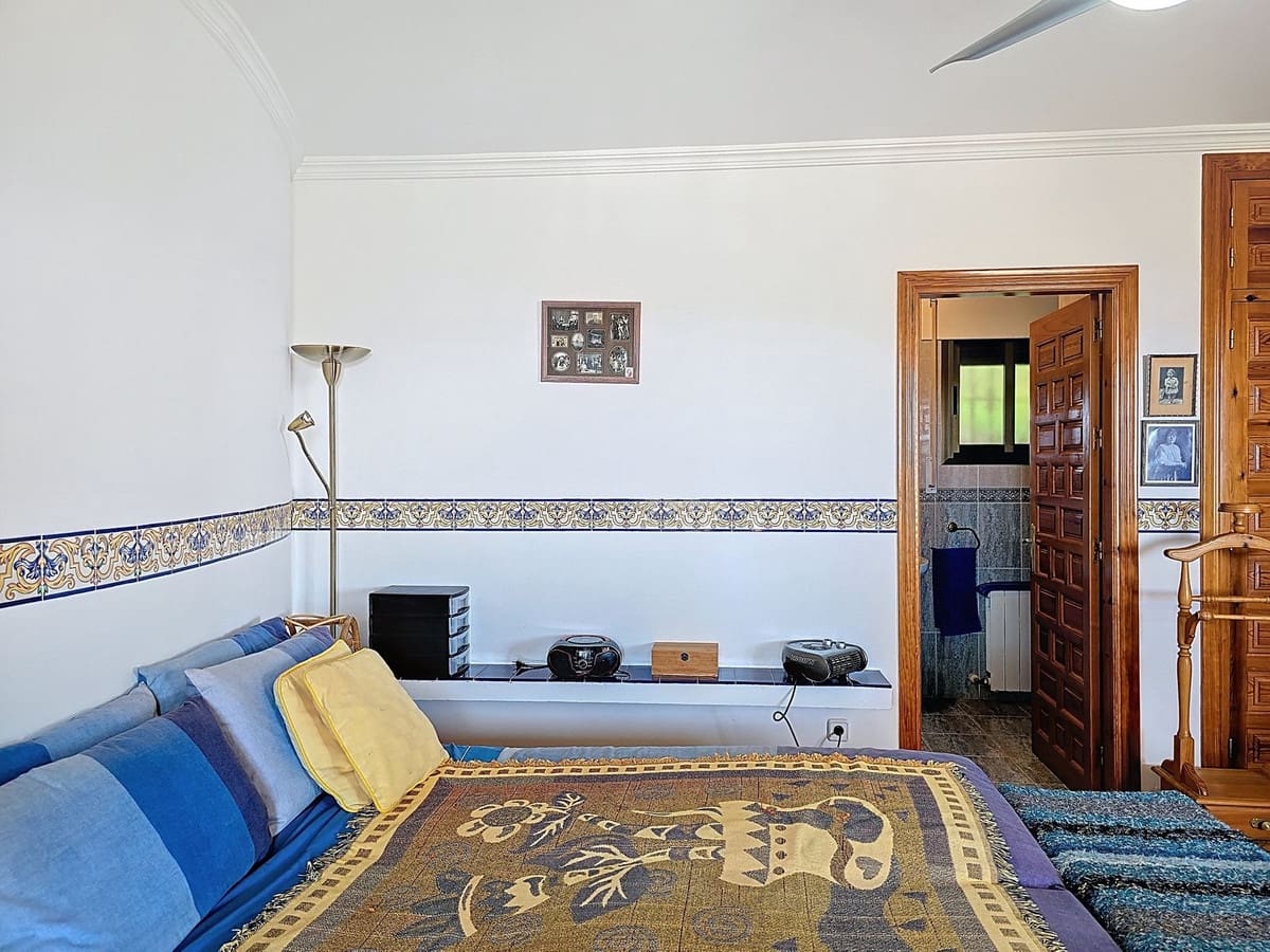 6 bedroom Villa for sale in Competa with pool garage - € 749,950 (Ref: 8957938)