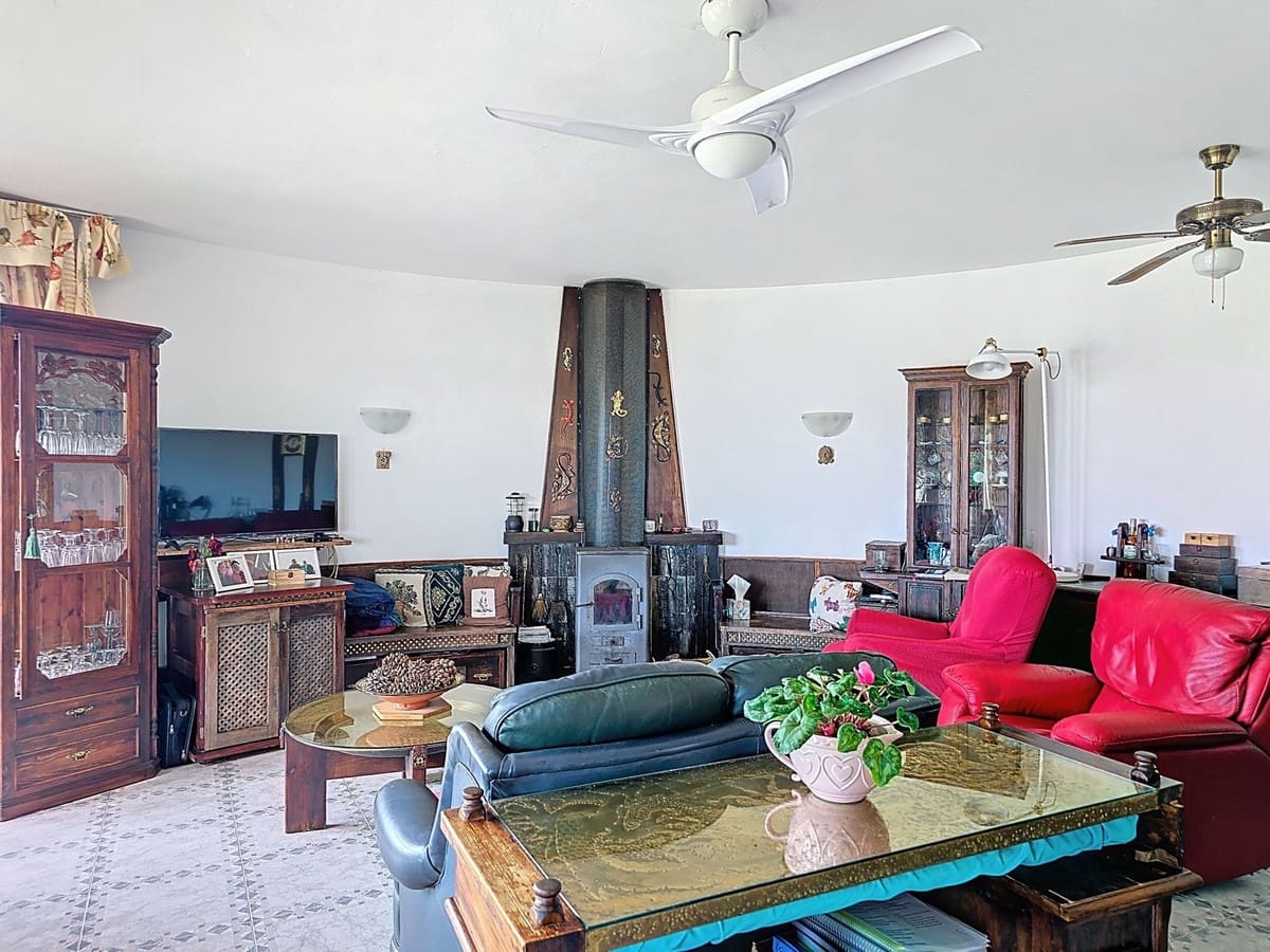 6 bedroom Villa for sale in Competa with pool garage - € 749,950 (Ref: 8957938)