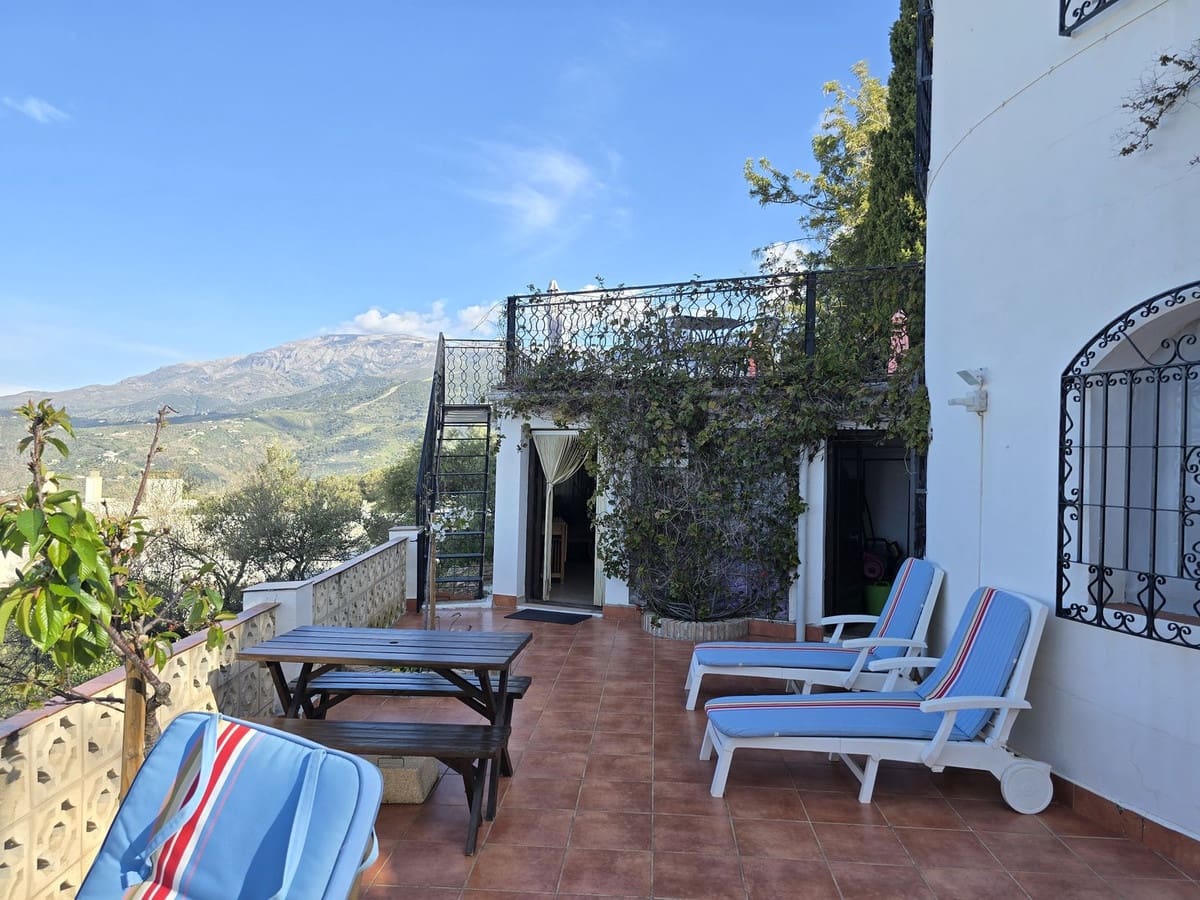 6 bedroom Villa for sale in Competa with pool garage - € 749,950 (Ref: 8957938)