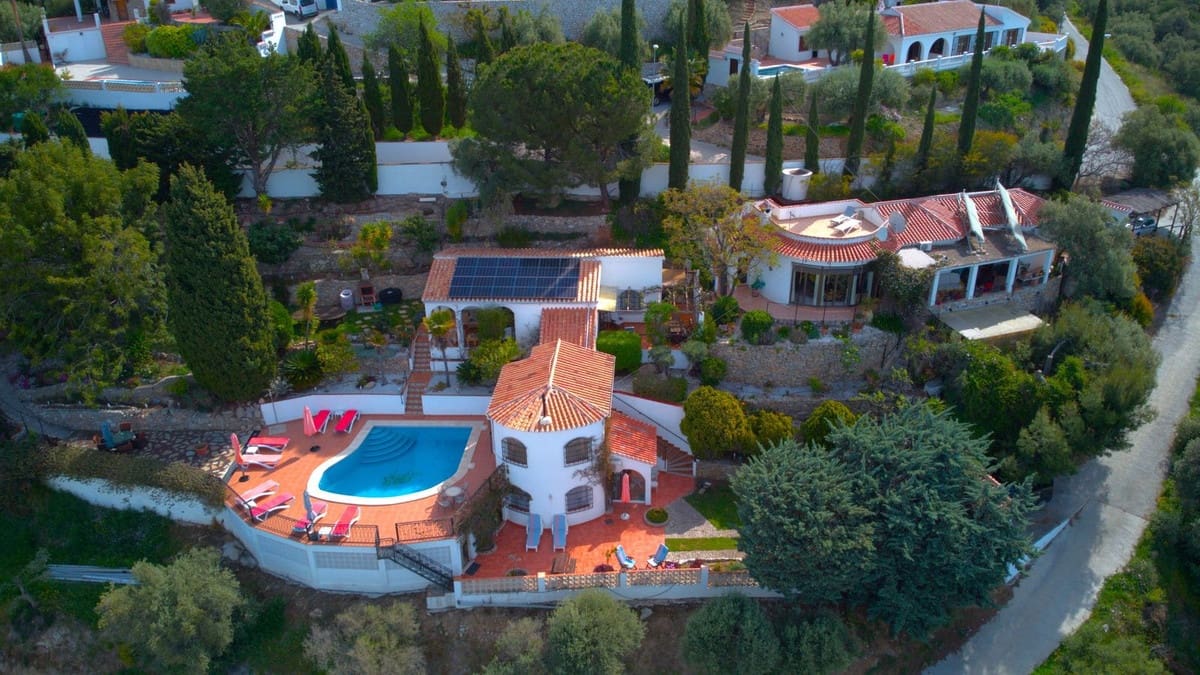 6 bedroom Villa for sale in Competa with pool garage - € 749,950 (Ref: 8957938)