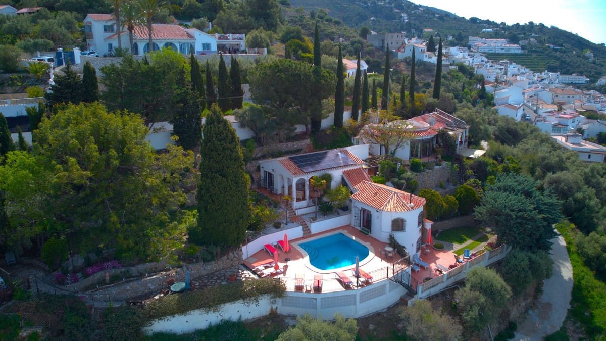 6 bedroom Villa for sale in Competa with pool garage - € 749,950 (Ref: 8957938)
