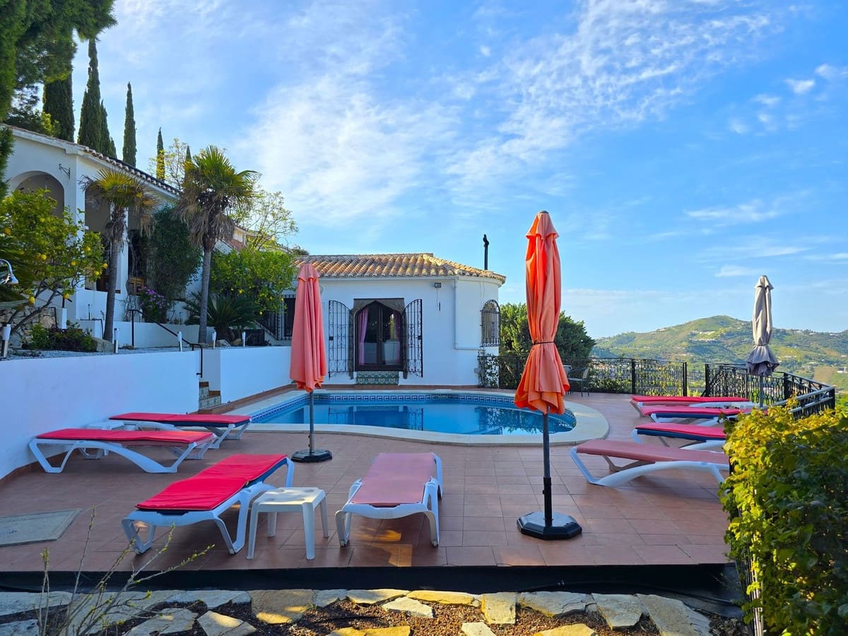 6 bedroom Villa for sale in Competa with pool garage - € 749,950 (Ref: 8957938)