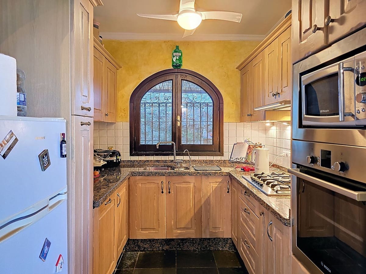 6 bedroom Villa for sale in Competa with pool garage - € 749,950 (Ref: 8957938)