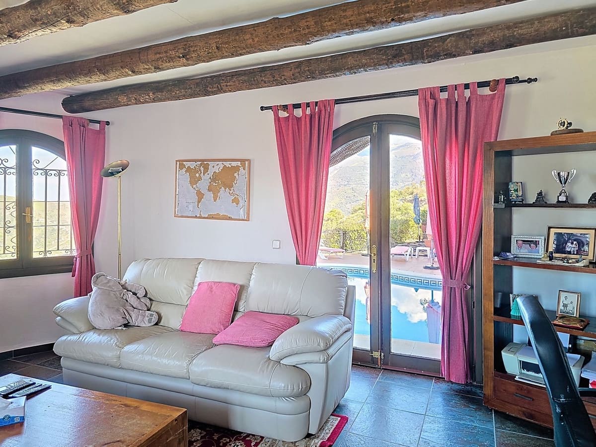 6 bedroom Villa for sale in Competa with pool garage - € 749,950 (Ref: 8957938)