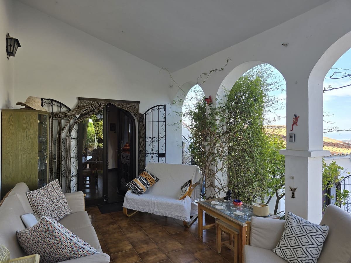 6 bedroom Villa for sale in Competa with pool garage - € 749,950 (Ref: 8957938)