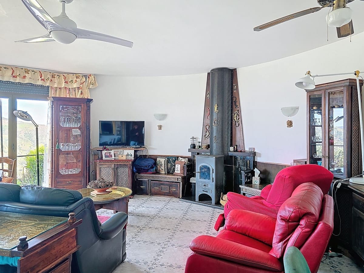 6 bedroom Villa for sale in Competa with pool garage - € 749,950 (Ref: 8957938)