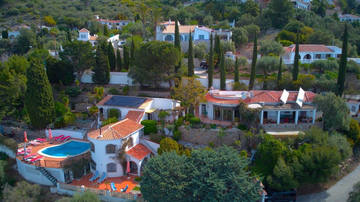 6 bedroom Villa for sale in Competa with pool garage - € 749,950 (Ref: 8957938)