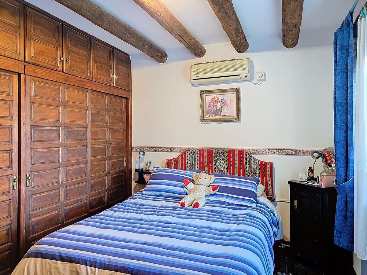 6 bedroom Villa for sale in Competa with pool garage - € 749,950 (Ref: 8957938)