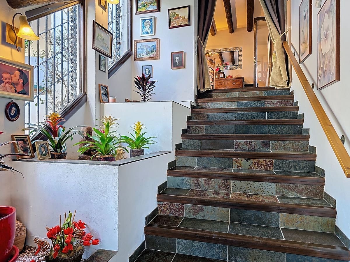 6 bedroom Villa for sale in Competa with pool garage - € 749,950 (Ref: 8957938)