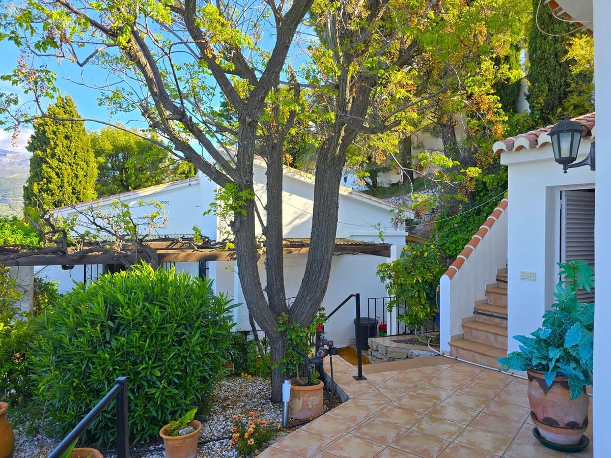 6 bedroom Villa for sale in Competa with pool garage - € 749,950 (Ref: 8957938)