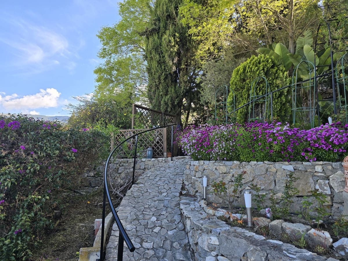 6 bedroom Villa for sale in Competa with pool garage - € 749,950 (Ref: 8957938)