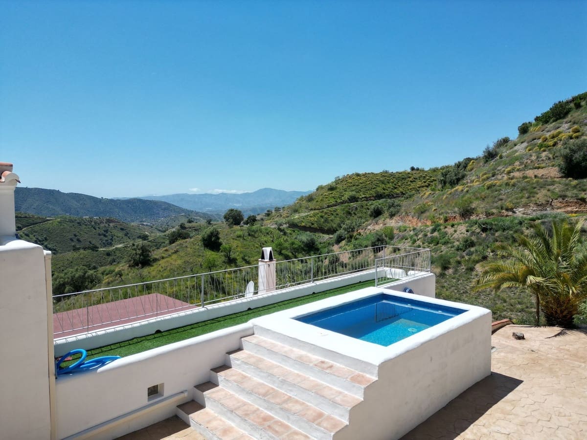 Chalet de 4 habitaciones en Sedella en venta con piscina - 350.000 € (Ref: 8960834)