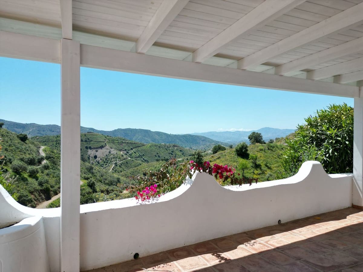 Chalet de 4 habitaciones en Sedella en venta con piscina - 350.000 € (Ref: 8960834)