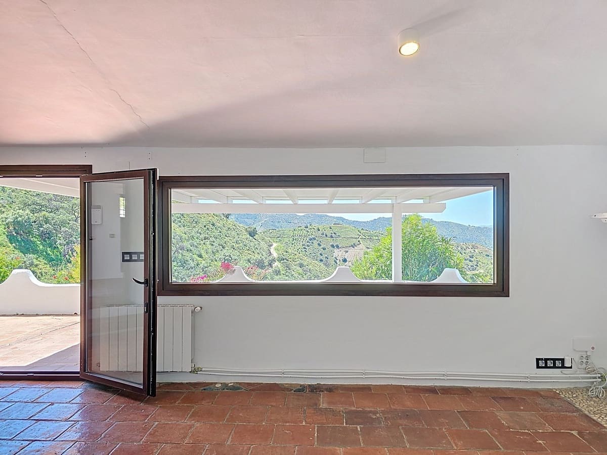 Chalet de 4 habitaciones en Sedella en venta con piscina - 350.000 € (Ref: 8960834)