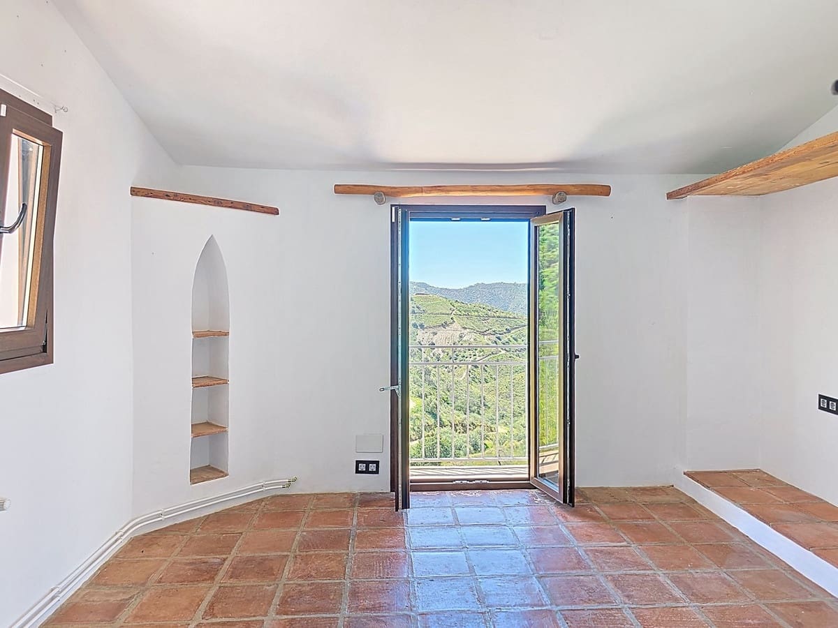 Chalet de 4 habitaciones en Sedella en venta con piscina - 350.000 € (Ref: 8960834)