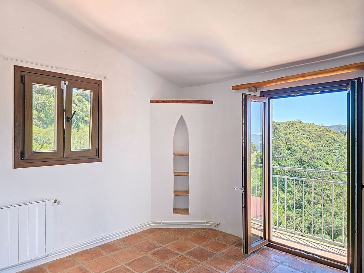 Chalet de 4 habitaciones en Sedella en venta con piscina - 350.000 € (Ref: 8960834)