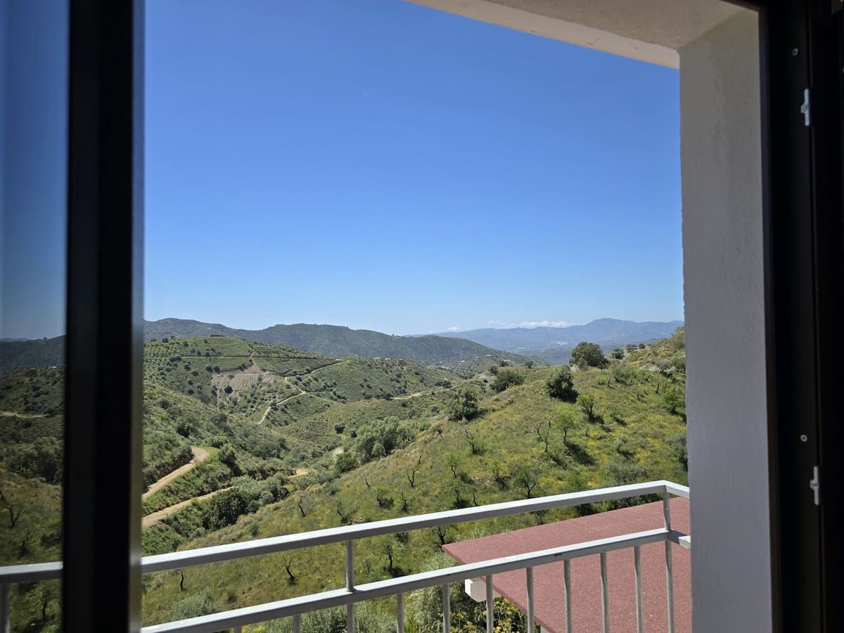 Chalet de 4 habitaciones en Sedella en venta con piscina - 350.000 € (Ref: 8960834)