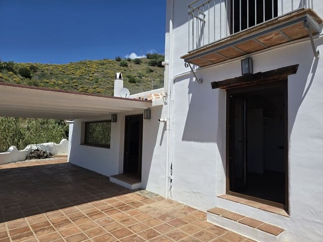 Chalet de 4 habitaciones en Sedella en venta con piscina - 350.000 € (Ref: 8960834)