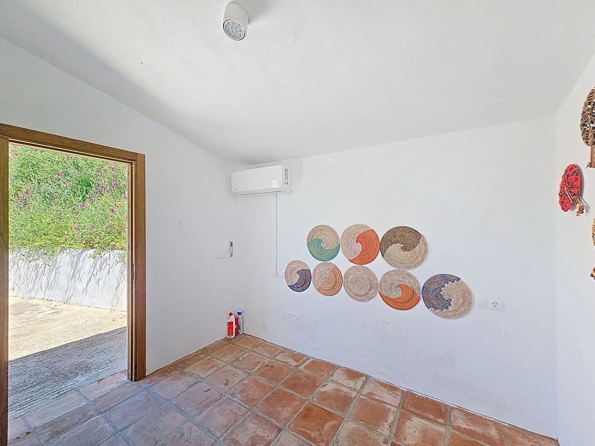 Chalet de 4 habitaciones en Sedella en venta con piscina - 350.000 € (Ref: 8960834)