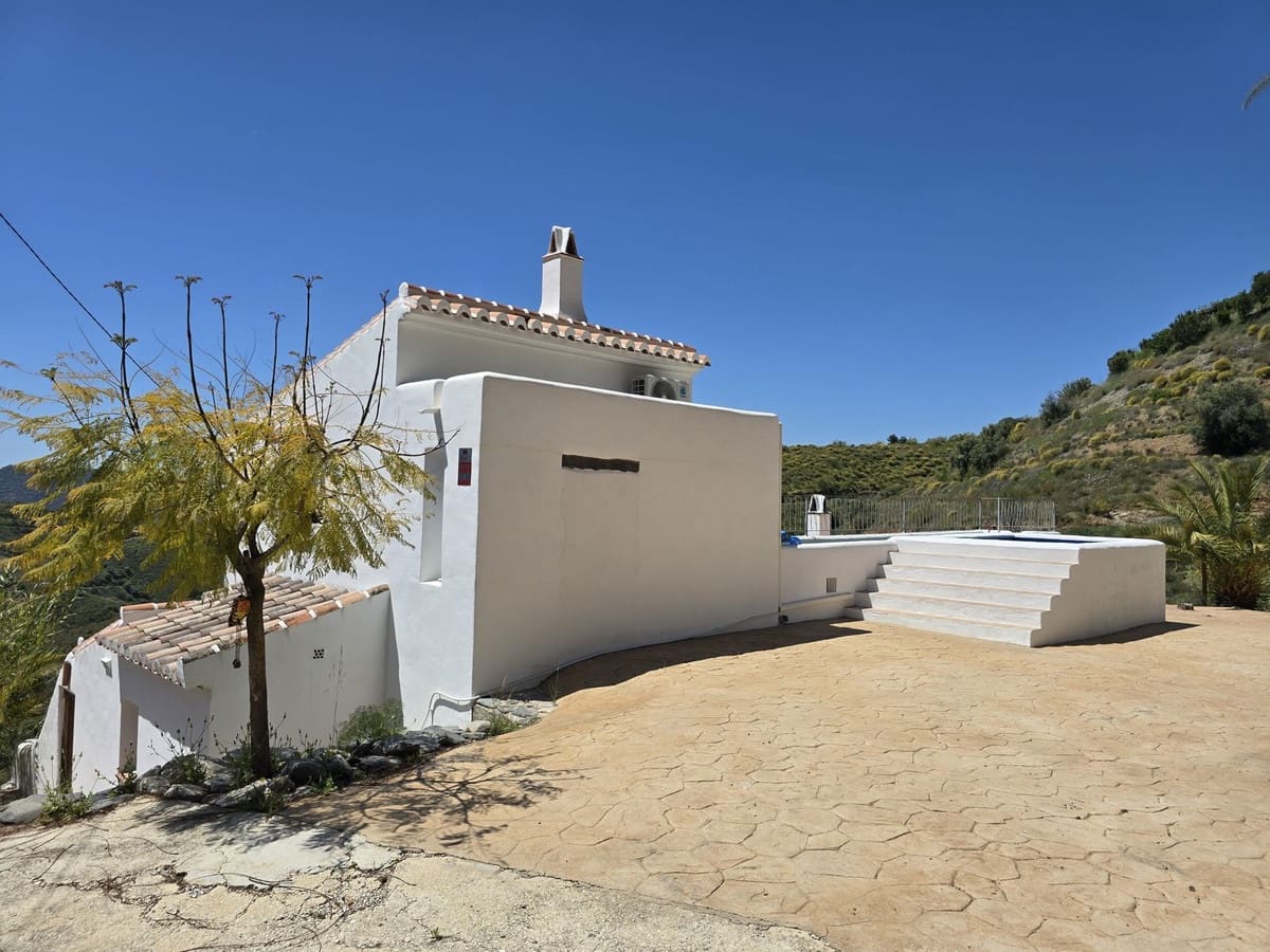 Chalet de 4 habitaciones en Sedella en venta con piscina - 350.000 € (Ref: 8960834)