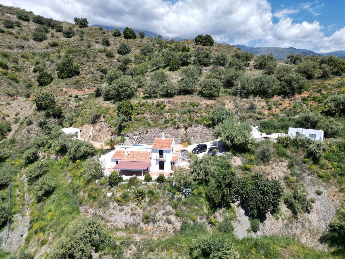 Chalet de 4 habitaciones en Sedella en venta con piscina - 350.000 € (Ref: 8960834)