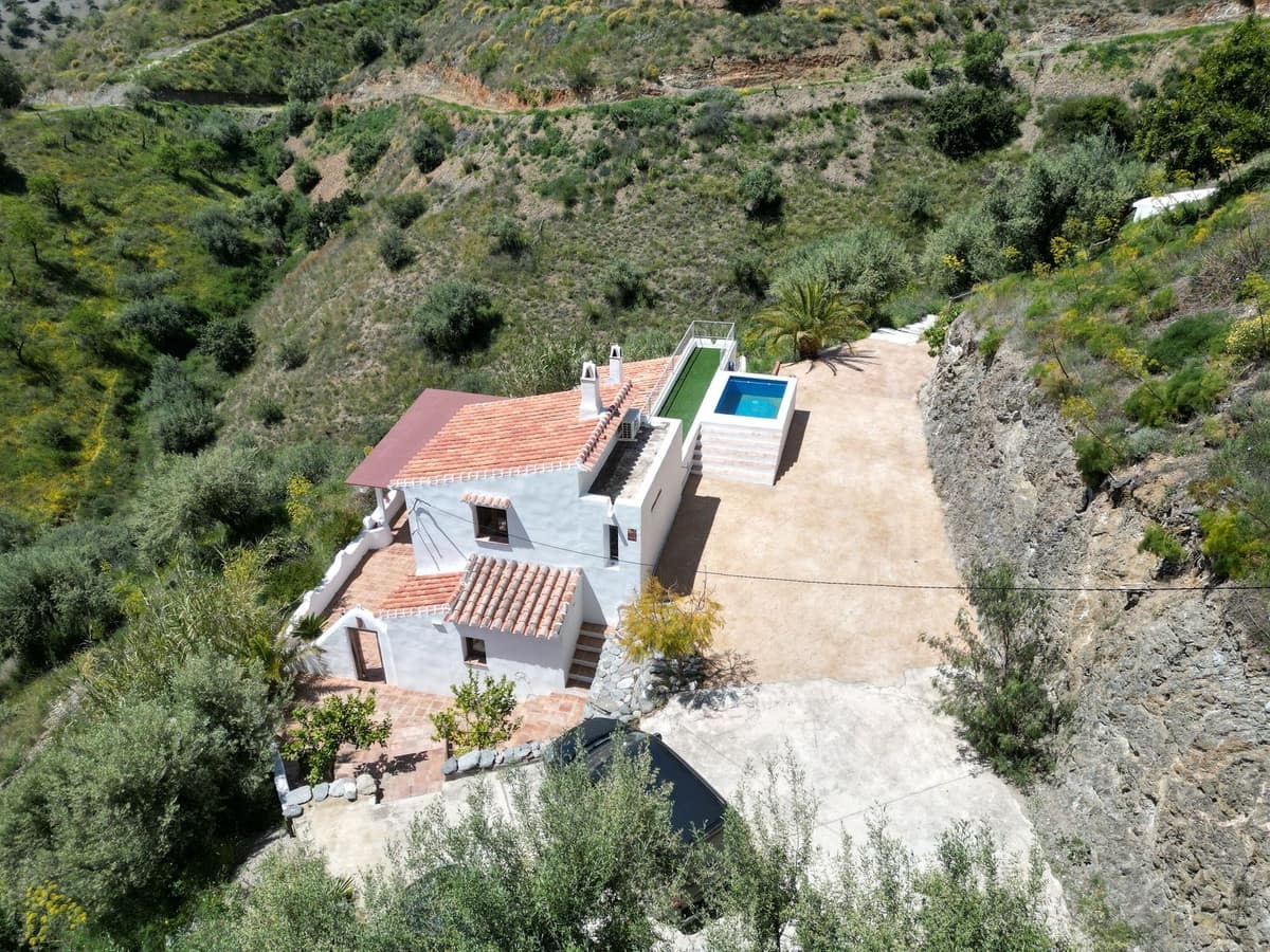Chalet de 4 habitaciones en Sedella en venta con piscina - 350.000 € (Ref: 8960834)