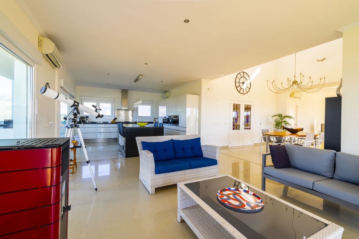 3 bedroom Villa for sale in Arenas with pool garage - € 495,000 (Ref: 8966793)