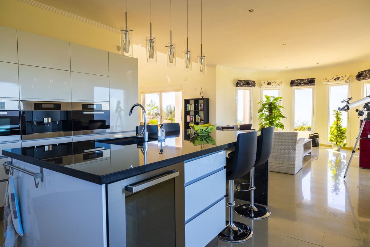 3 bedroom Villa for sale in Arenas with pool garage - € 495,000 (Ref: 8966793)