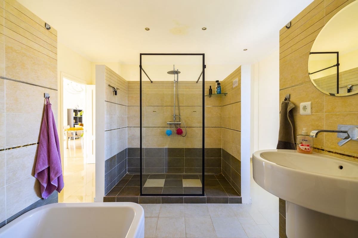 3 bedroom Villa for sale in Arenas with pool garage - € 495,000 (Ref: 8966793)