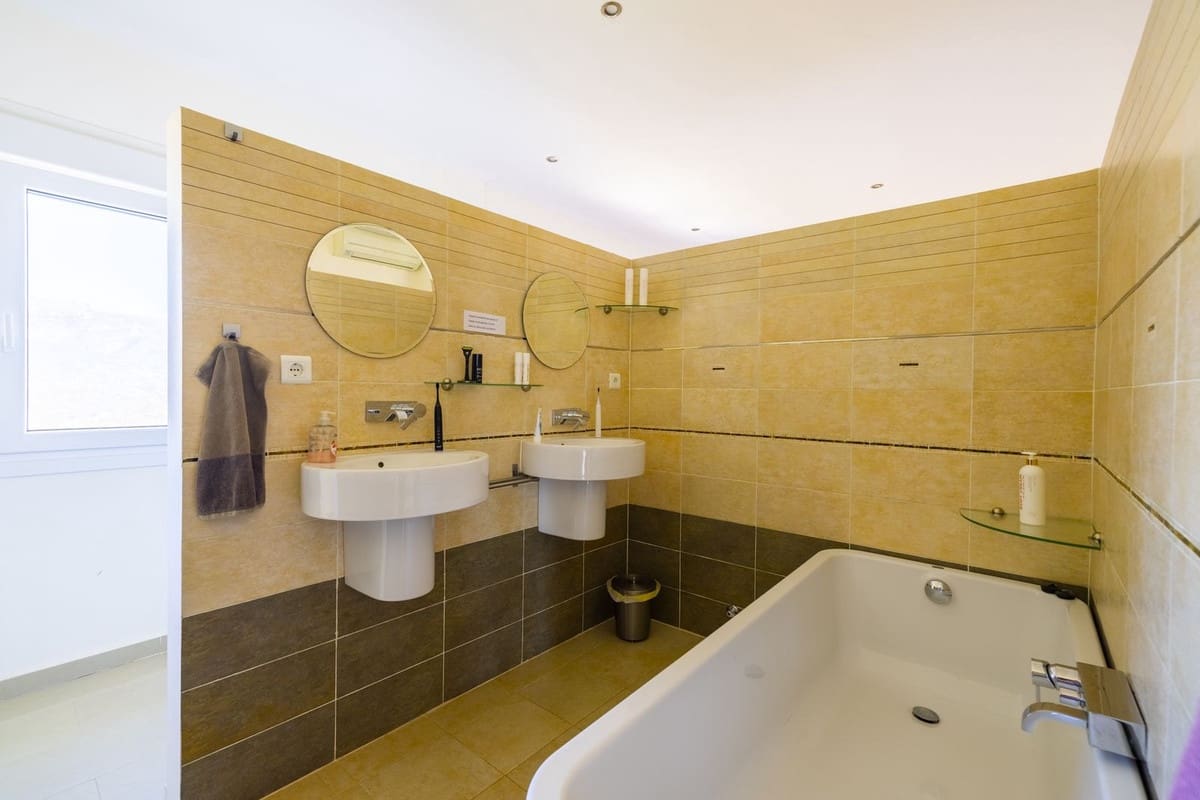 3 bedroom Villa for sale in Arenas with pool garage - € 495,000 (Ref: 8966793)