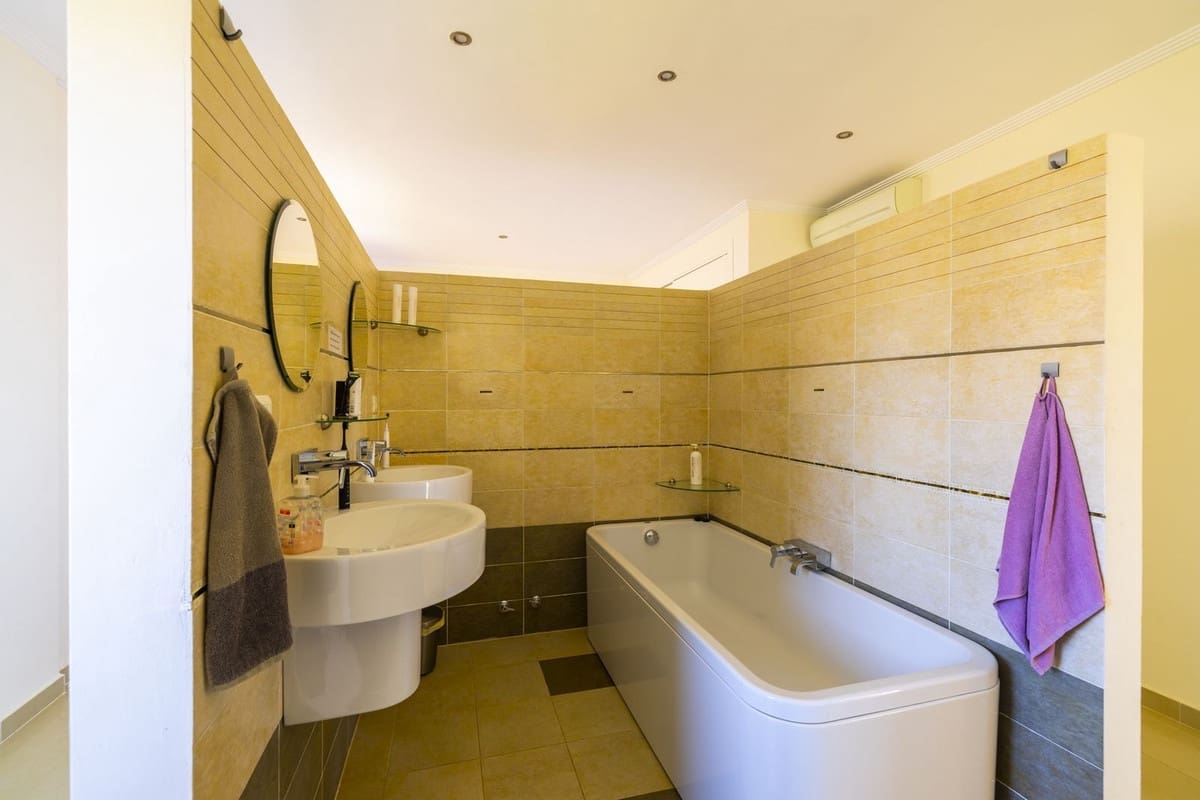 3 bedroom Villa for sale in Arenas with pool garage - € 495,000 (Ref: 8966793)