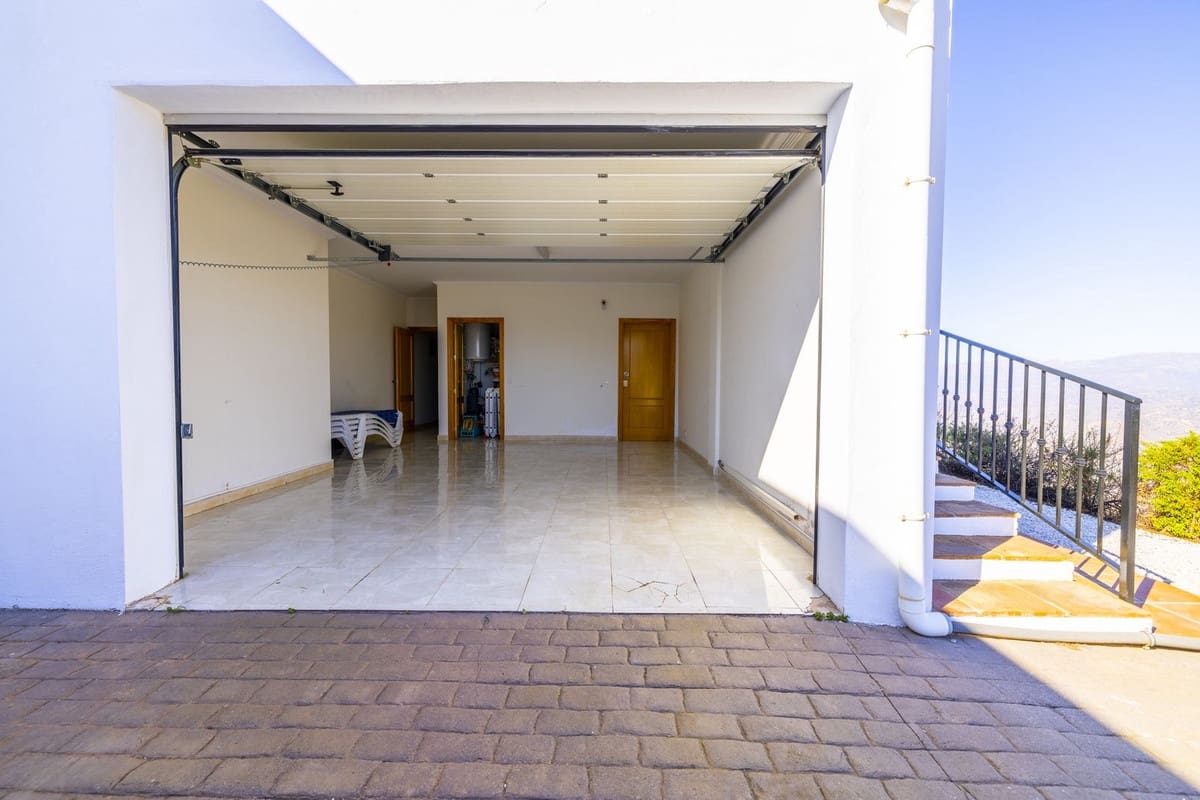 3 bedroom Villa for sale in Arenas with pool garage - € 495,000 (Ref: 8966793)