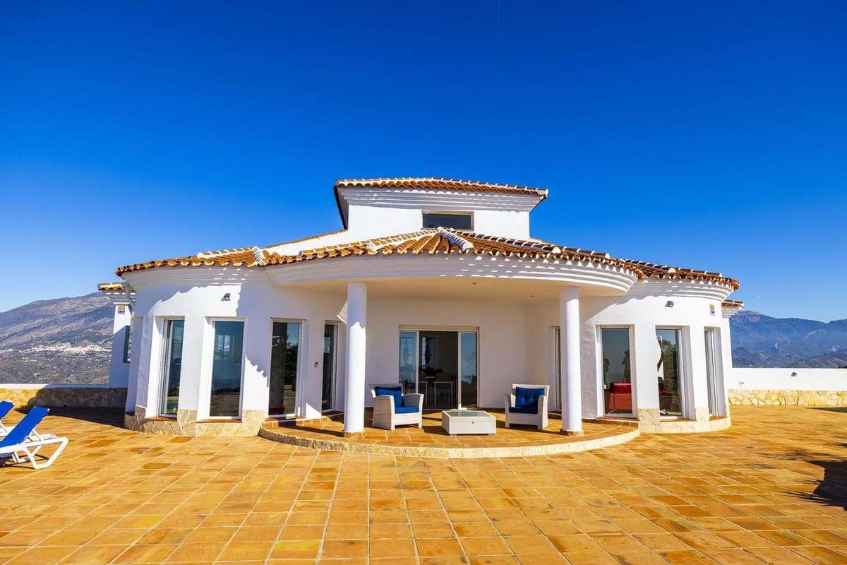 3 bedroom Villa for sale in Arenas with pool garage - € 495,000 (Ref: 8966793)