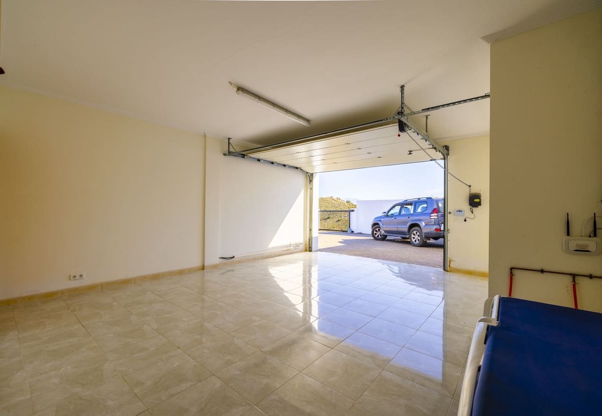 3 bedroom Villa for sale in Arenas with pool garage - € 495,000 (Ref: 8966793)