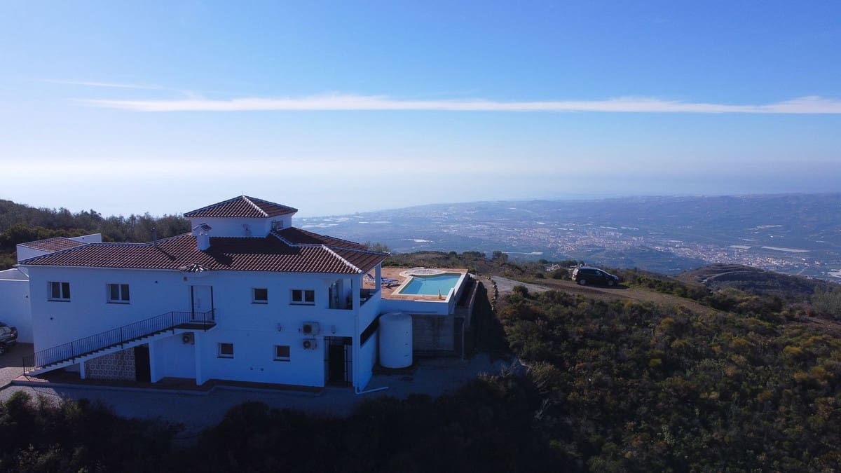 3 bedroom Villa for sale in Arenas with pool garage - € 495,000 (Ref: 8966793)