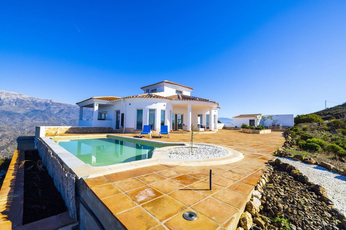 3 bedroom Villa for sale in Arenas with pool garage - € 495,000 (Ref: 8966793)