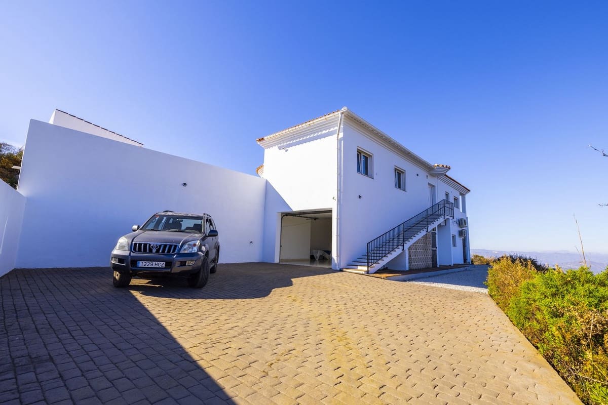 3 bedroom Villa for sale in Arenas with pool garage - € 495,000 (Ref: 8966793)