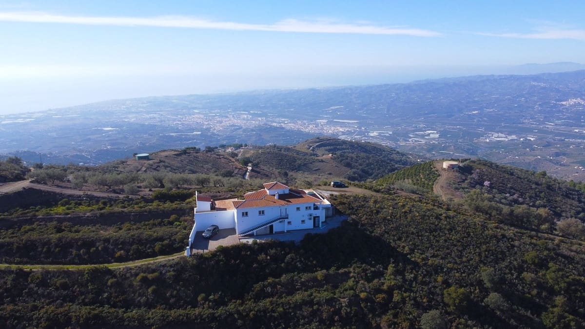 3 bedroom Villa for sale in Arenas with pool garage - € 495,000 (Ref: 8966793)