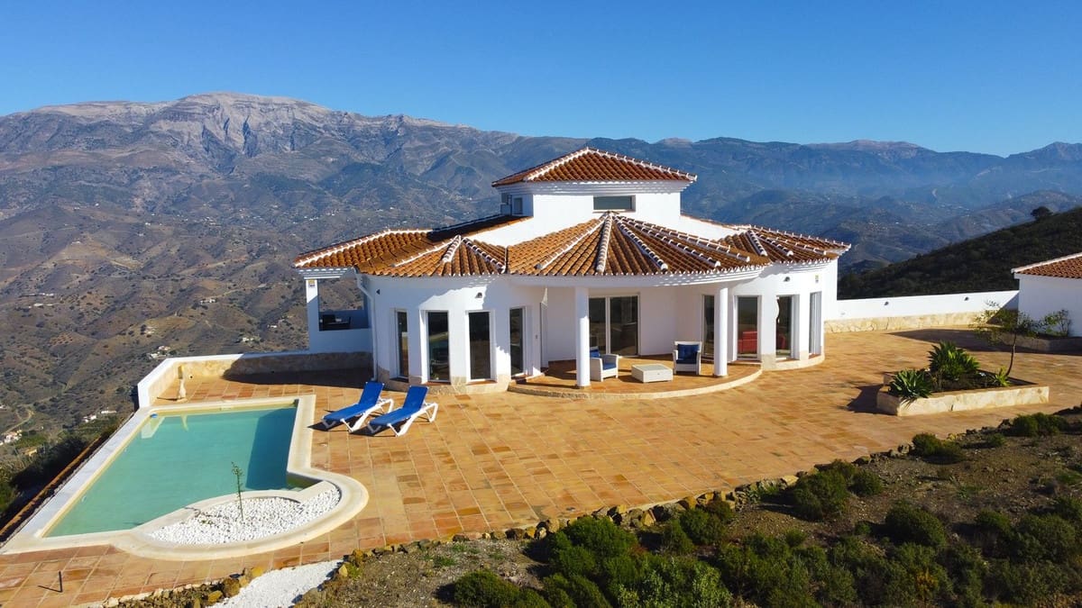 3 bedroom Villa for sale in Arenas with pool garage - € 495,000 (Ref: 8966793)