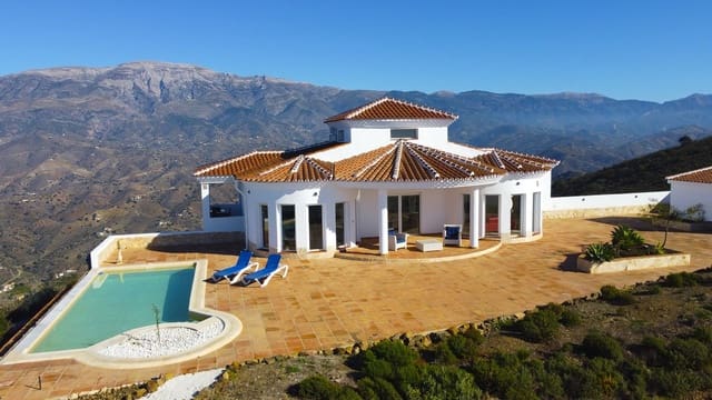 3 bedroom Villa for sale in Arenas with pool garage - € 495,000 (Ref: 8966793)