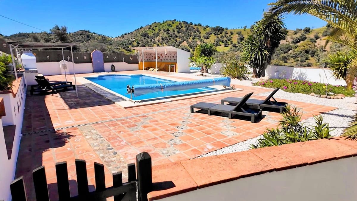 7 soveværelse Finca/Landehus til salg i Almogia med swimmingpool garage - € 599.000 (Ref: 8973197)