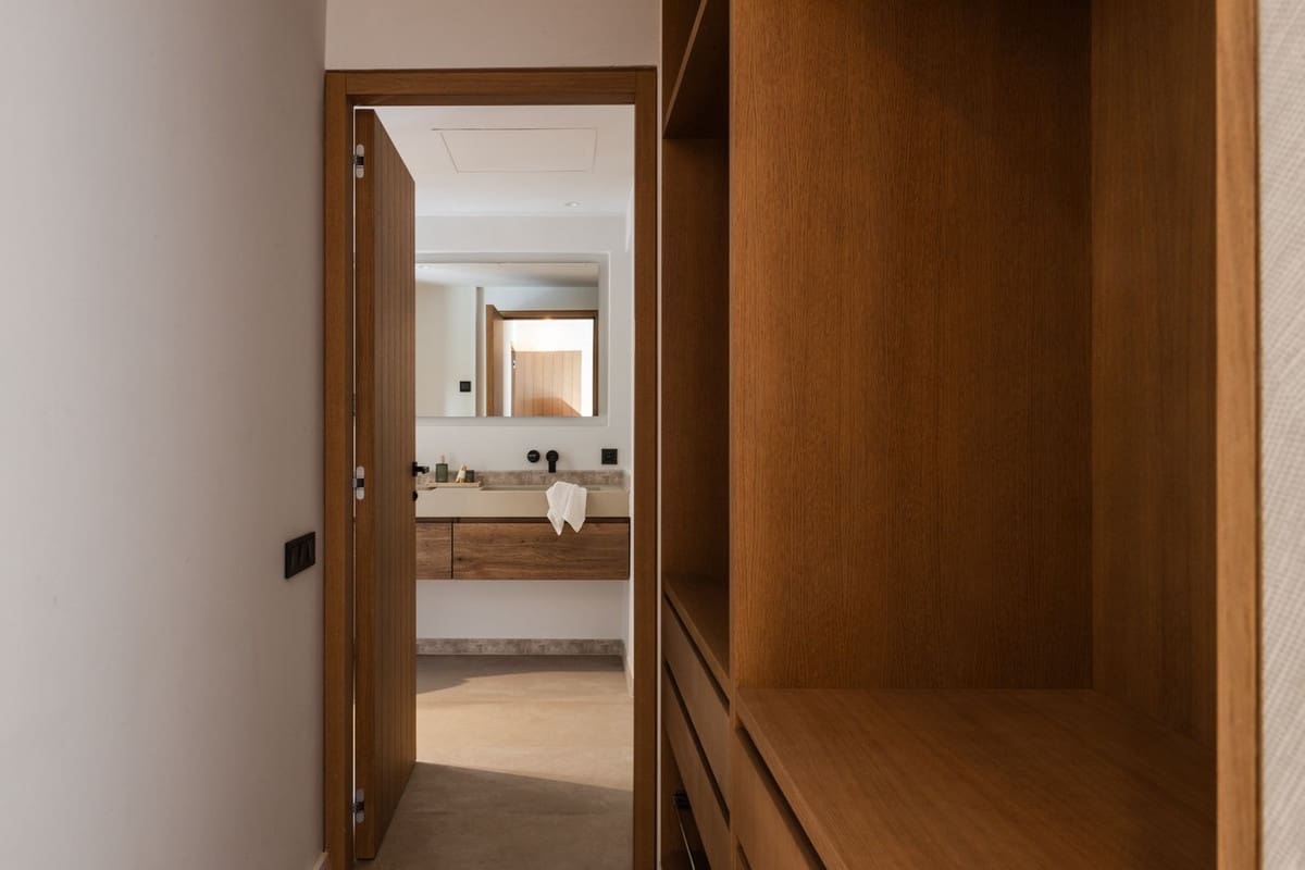 4 bedroom Villa for sale in Nueva Andalucia with pool garage - € 2,895,000 (Ref: 8973571)