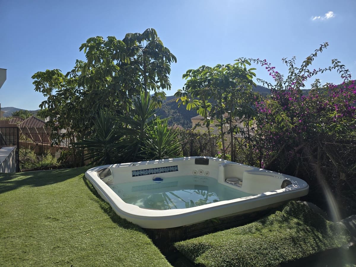 4 soveværelse Villa til salg i Velez de Benaudalla med swimmingpool garage - € 360.000 (Ref: 8982015)