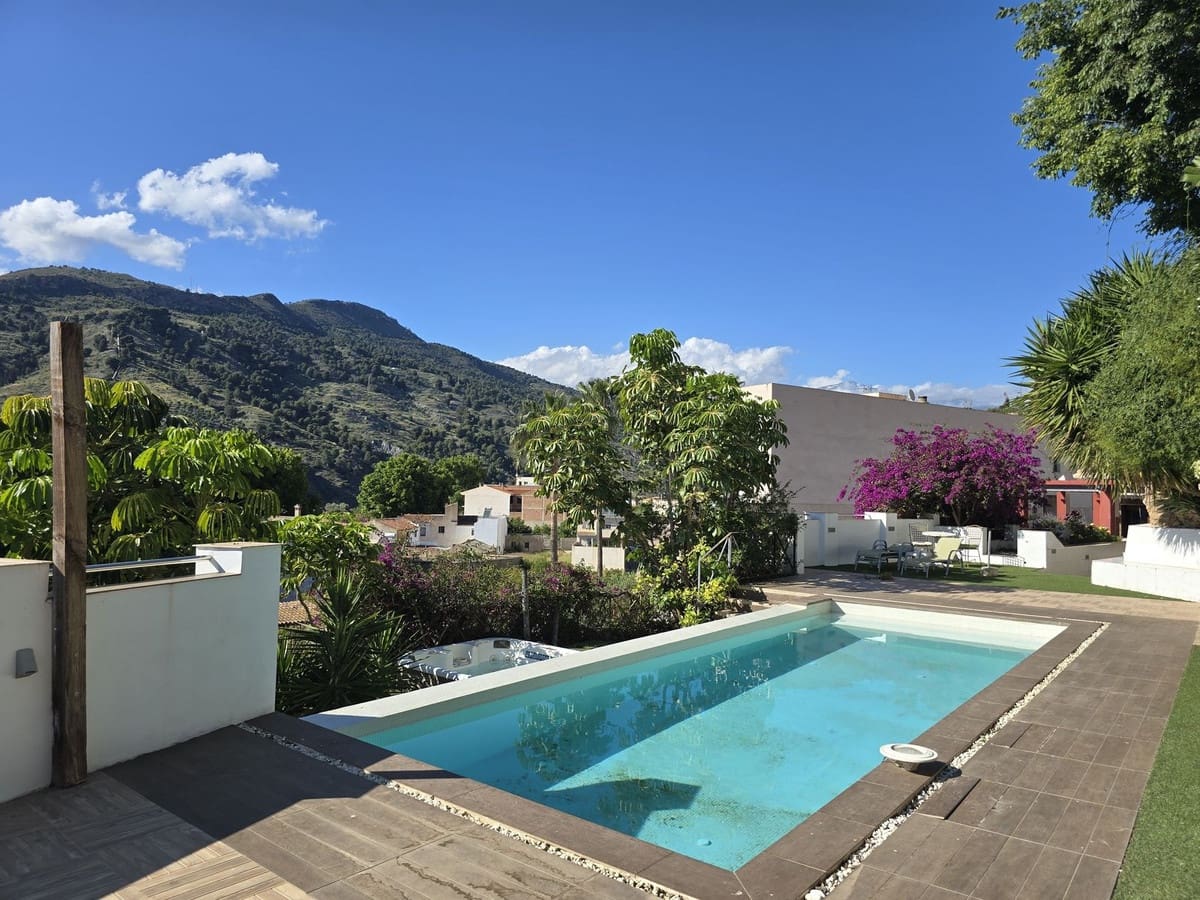 Chalet de 4 habitaciones en Vélez de Benaudalla en venta con piscina garaje - 360.000 € (Ref: 8982015)