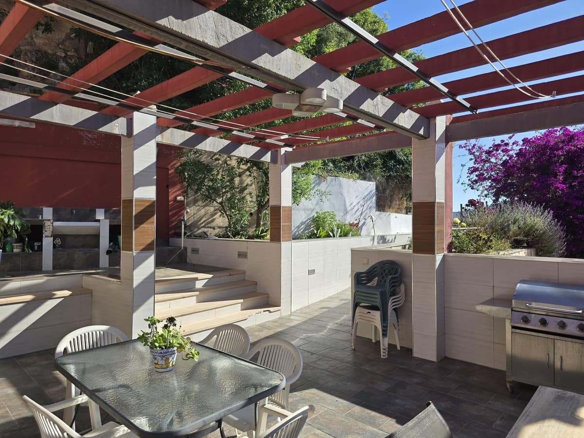 Chalet de 4 habitaciones en Vélez de Benaudalla en venta con piscina garaje - 360.000 € (Ref: 8982015)