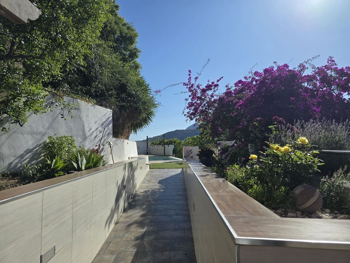 4 soverom Villa til salgs i Velez de Benaudalla med svømmebasseng garasje - € 360 000 (Ref: 8982015)