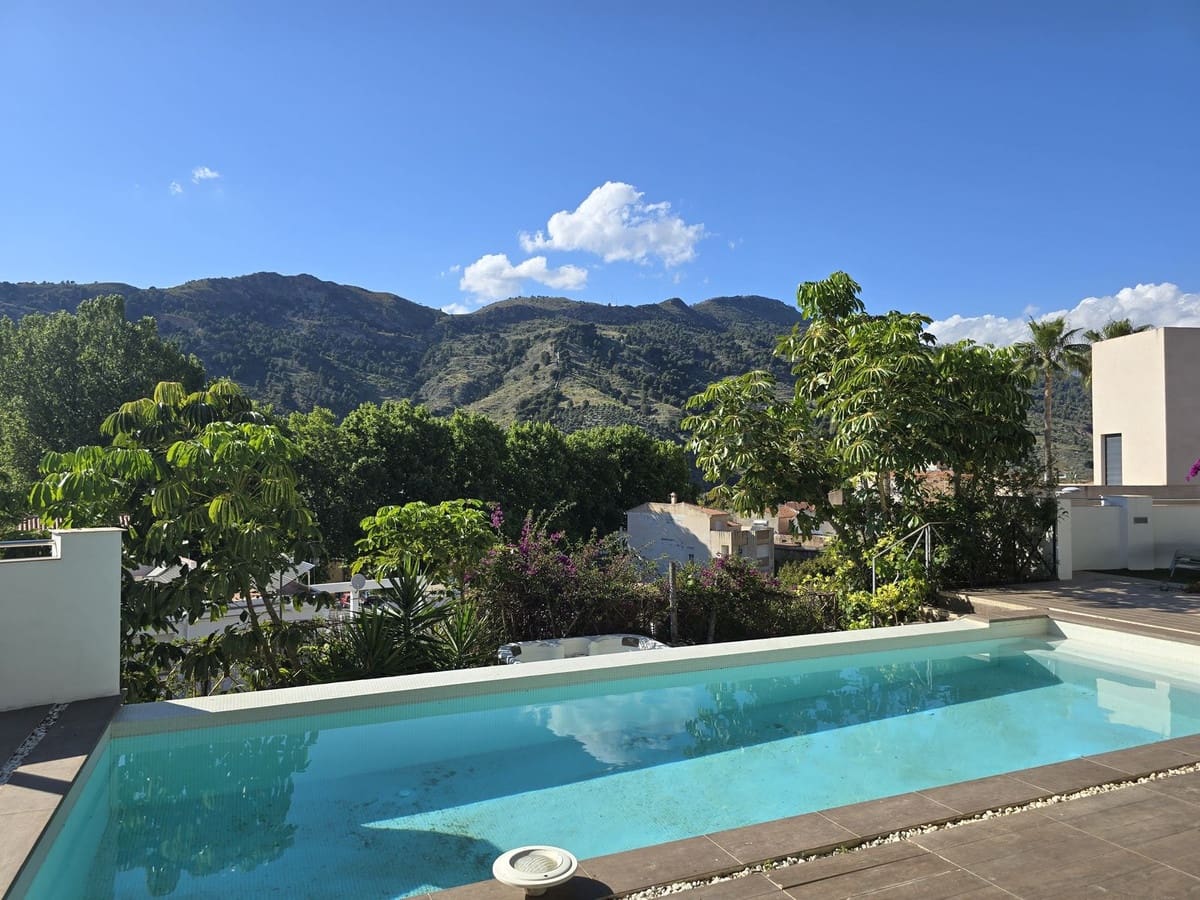 4 bedroom Villa for sale in Velez de Benaudalla with pool garage - € 360,000 (Ref: 8982015)